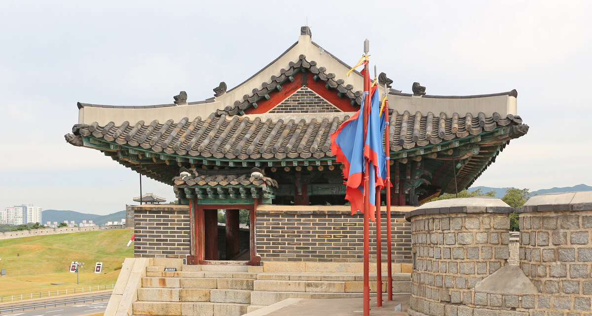 수원 화성 창룡문과 문 앞을 둘러싼 반원형 옹성