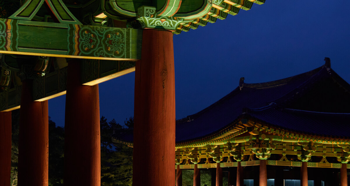 경주 동궁과 월지 복원 건물의 기둥과 공포, 처마 구조 근접 사진