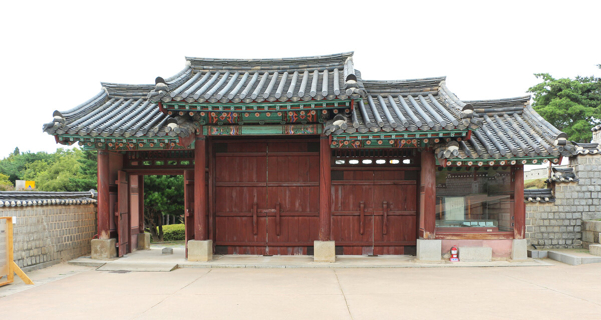 수원 화성 성곽의 목조 문루와 기와지붕