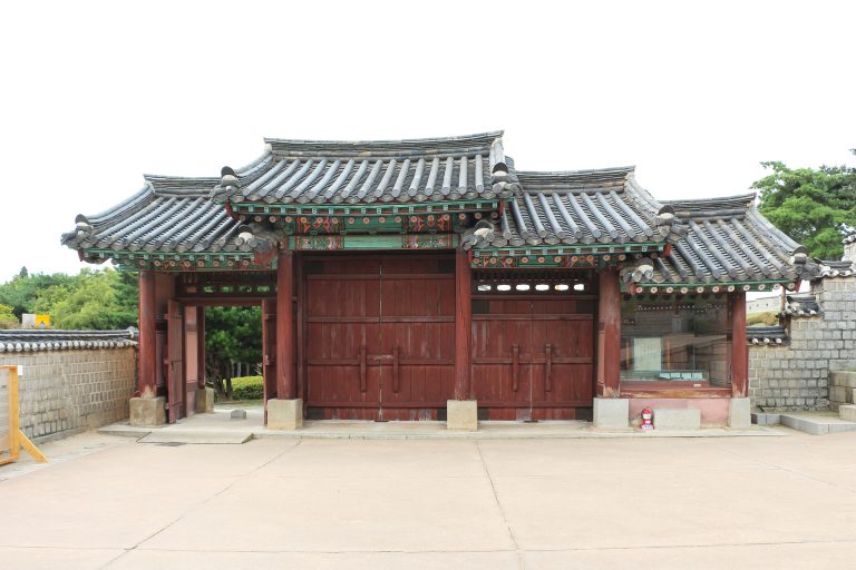 수원 화성의 성문과 그 위에 올린 문루, 좌우로 이어진 성벽