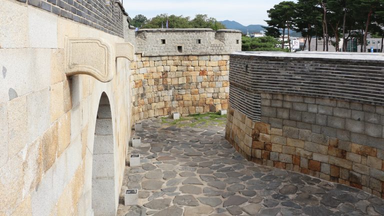 수원 화성의 벽돌과 석재로 쌓은 성벽과 곡선 구조물