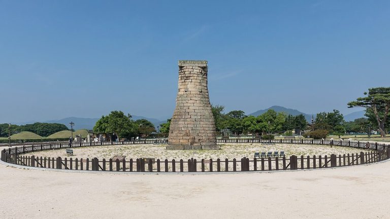 푸른 하늘을 배경으로 선 경주 첨성대