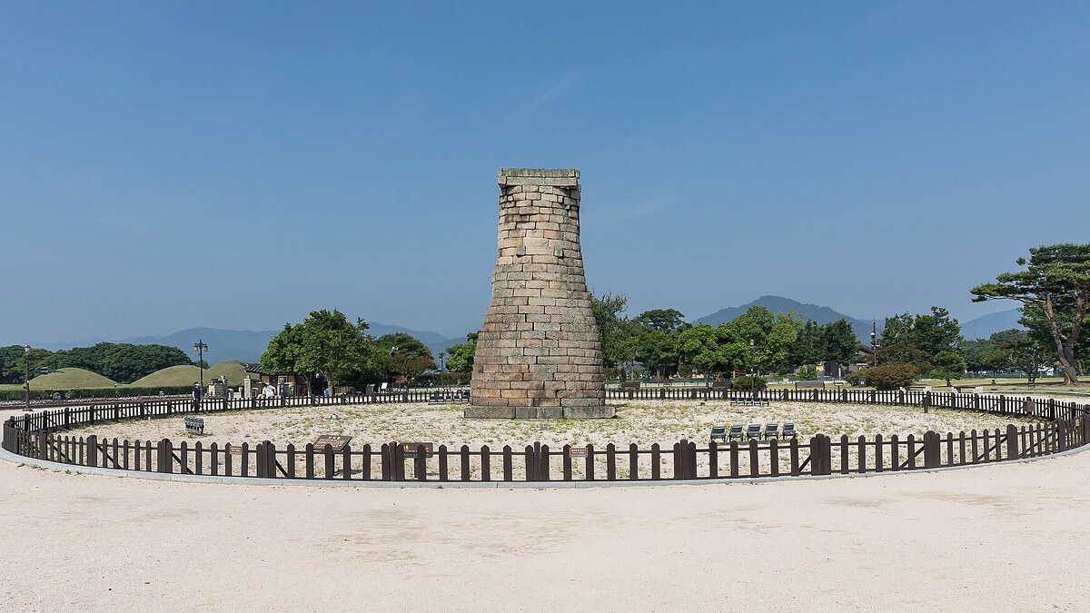 푸른 하늘을 배경으로 선 경주 첨성대