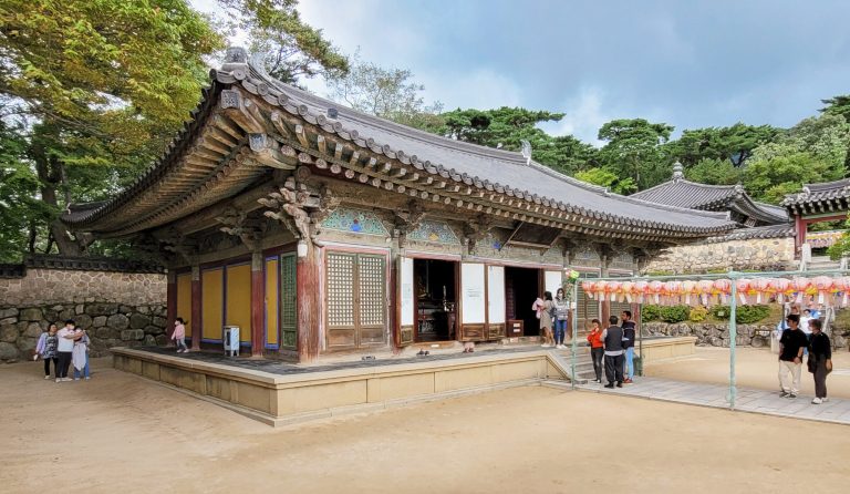 불국사 비로전 전각과 그 아래를 받치는 석조 기단