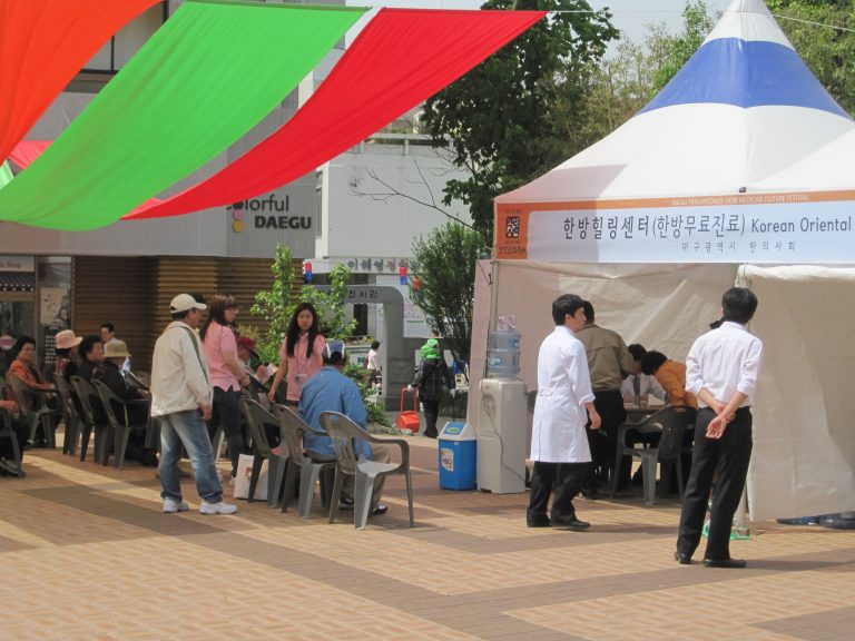 약재를 종류별로 늘어놓은 한약재 시장의 좌판