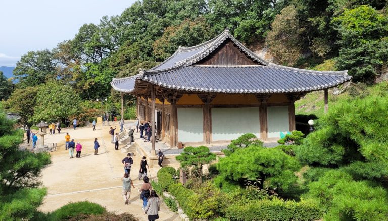 기와지붕의 처마가 길게 뻗어 나온 목조 건물의 정면