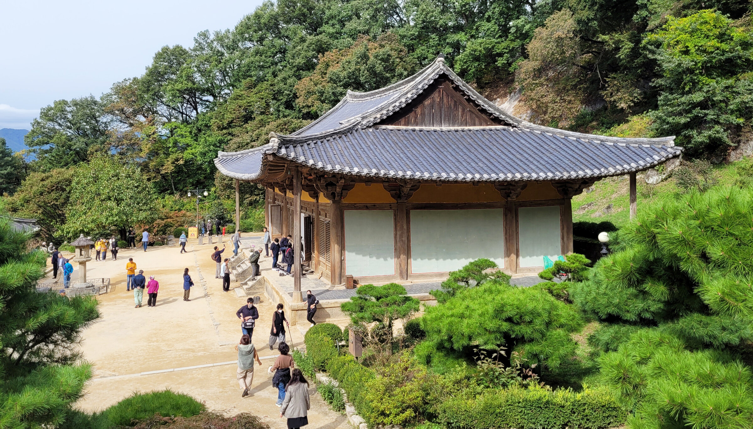 기와지붕의 처마가 길게 뻗어 나온 목조 건물의 정면