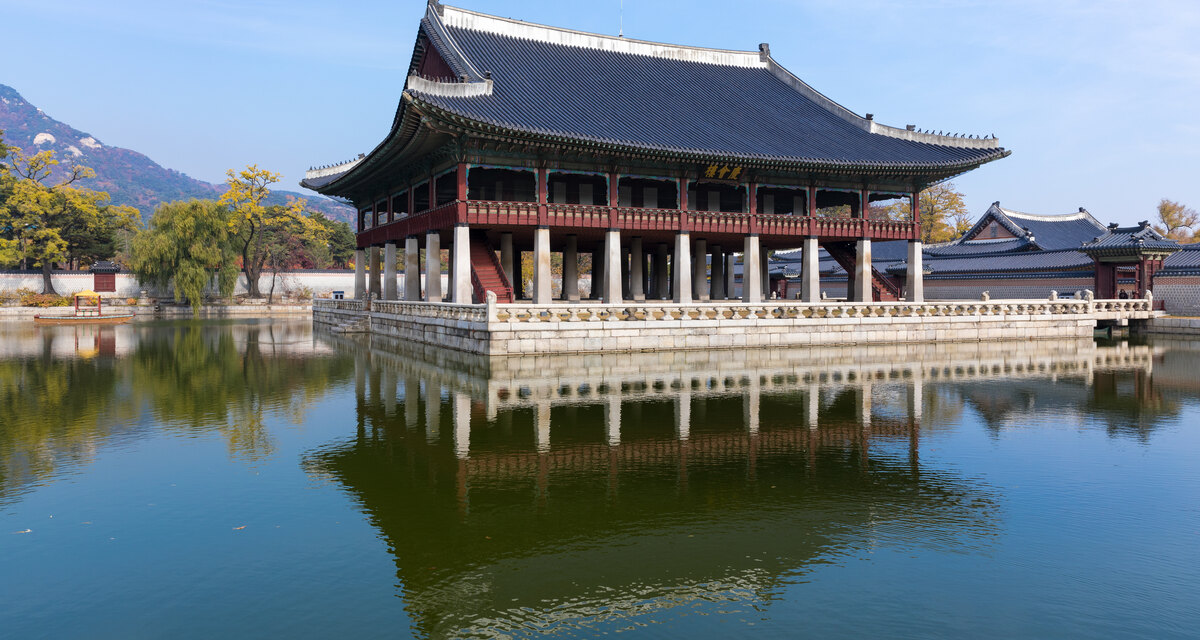 경회루 건물과 1층 돌기둥들을 가까이서 찍은 사진
